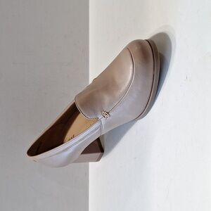 Trotters Preppy Classic Nude Low Heel Almond Toe Slip On Leather Loafers 9.5 W